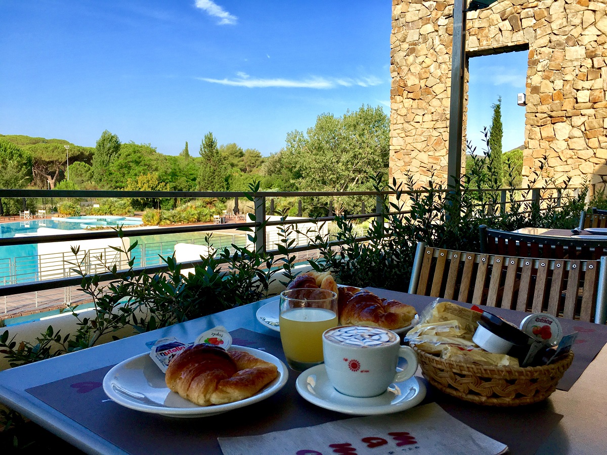 Colazione in piscina - Rocchette Camping Village