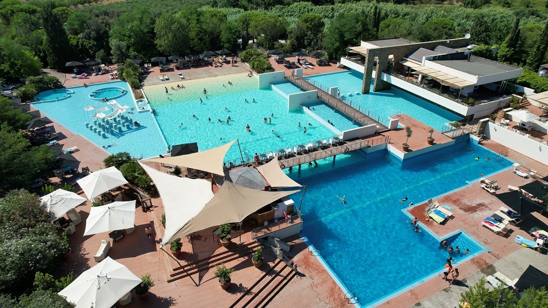 La piscina del Rocchette Camping Village