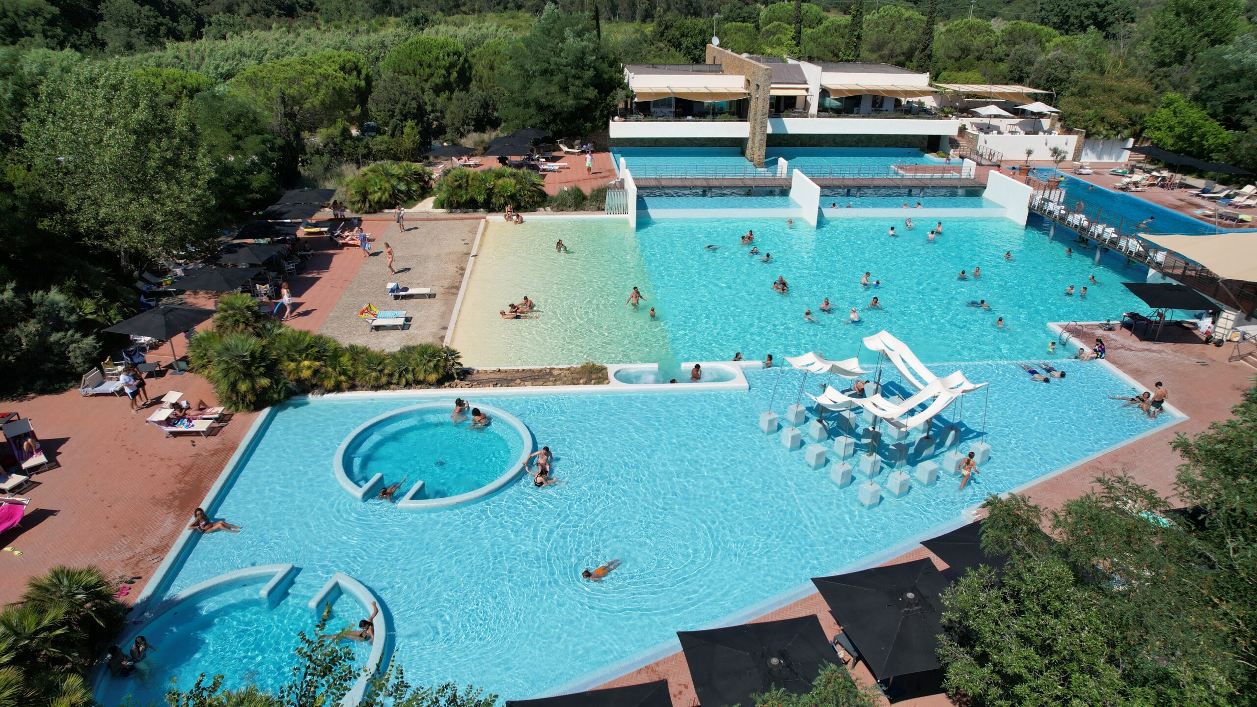 La piscina del Rocchette Camping Village