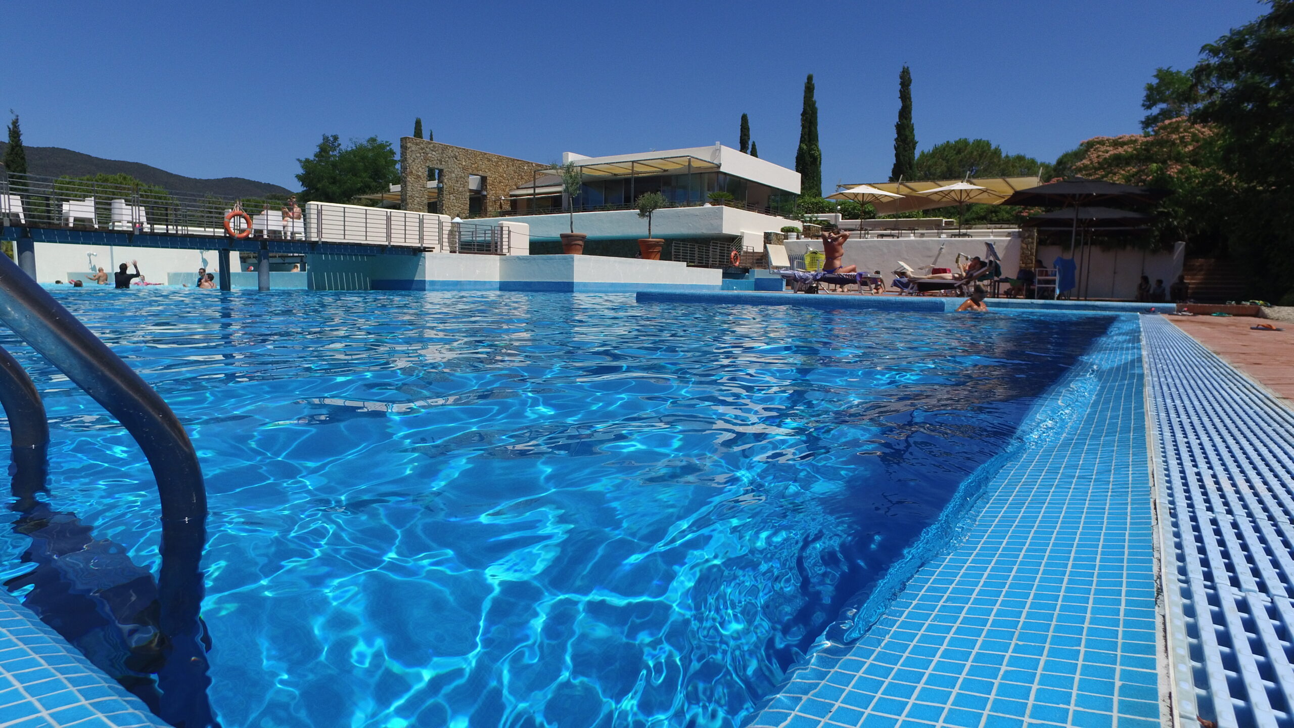 La piscina del Rocchette Camping Village