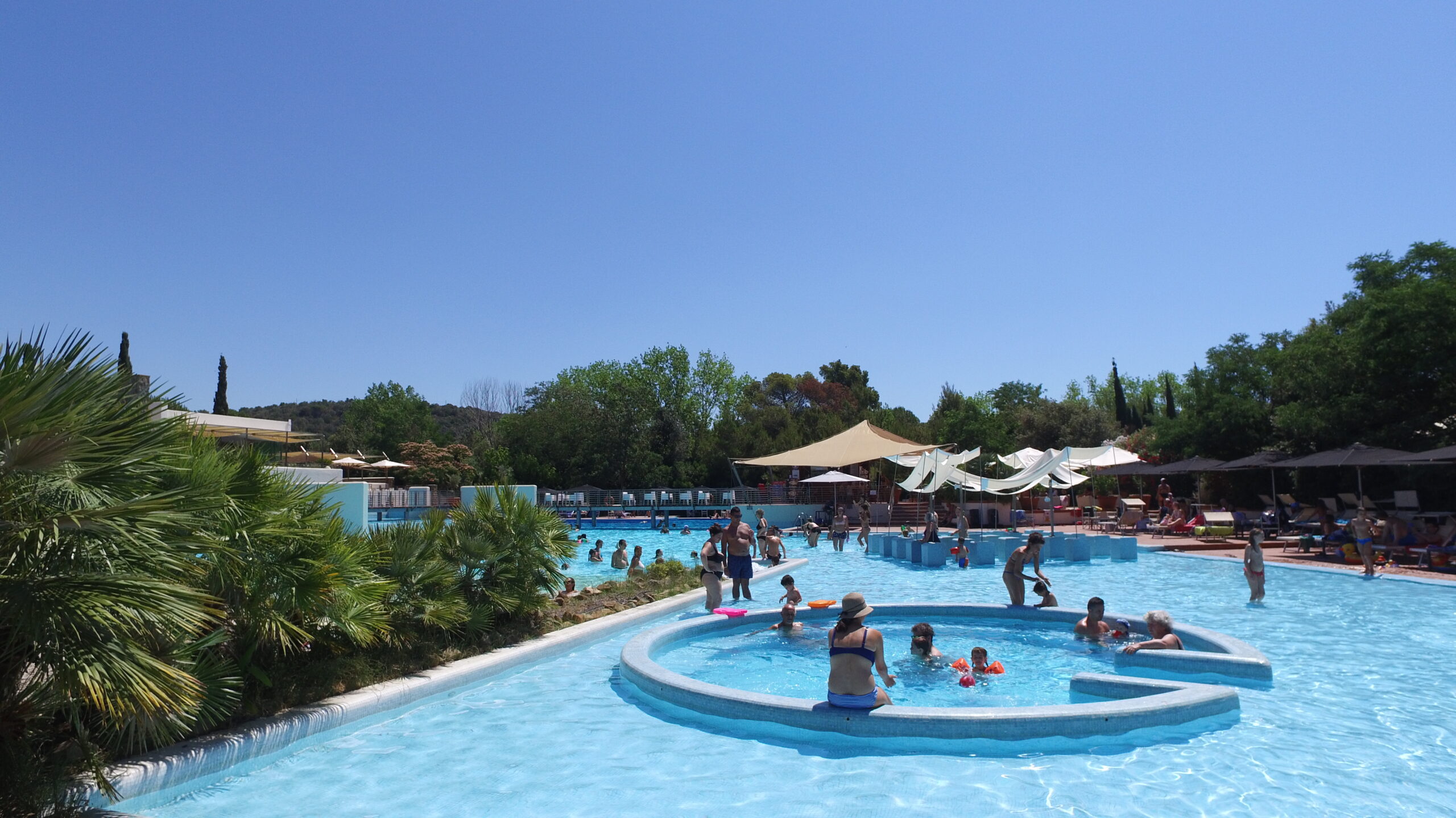 La piscina del Rocchette Camping Village