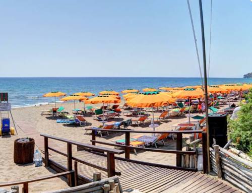 Sur la côte toscane au bord de la mer